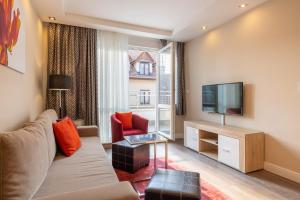 TV a/nebo společenská místnost v ubytování Silver Crown Hotel & Residence, Palace Quarter
