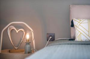Postel nebo postele na pokoji v ubytování Eleusis Suites Β