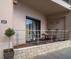 balcone con tavolo e finestra di Optasia Luxury House a Argos