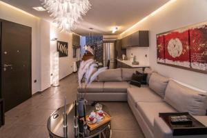 Optasia Luxury House في أرغوس: غرفة معيشة مع أريكة وطاولة