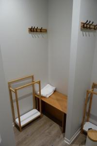 Cette petite chambre comprend un bureau et une étagère. dans l'établissement Chez Berni, à Millau