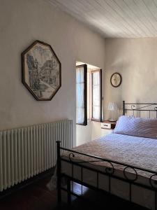 um quarto com uma cama e um espelho na parede em La Chicca piccola casina in affitto nel Borgo Antico di Gaggio Montano BO em Gaggio Montano