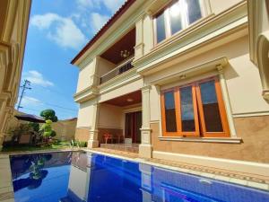 Bazén v ubytování Villa Syariah Muvida dengan Kolam Renang di Tengah Kota nebo v jeho okolí