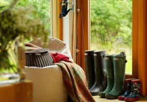 un grupo de botas sentadas en el alféizar de una ventana en The Woodland Villas at Parknasilla Resort en Sneem