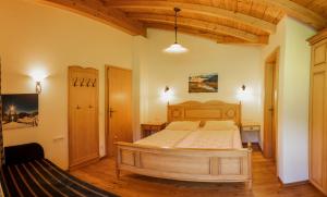 ein Schlafzimmer mit einem Holzbett und einer Holzdecke in der Unterkunft Matthiasgut in Radstadt