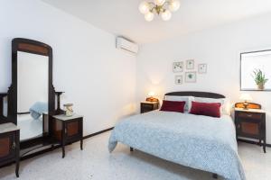 1 dormitorio con cama y espejo grande en Casa Maruca with Roque Nublo view en Tejeda