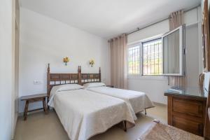een slaapkamer met twee bedden en een raam bij Apartamentos Costamar in Lloret de Mar +67 foto's