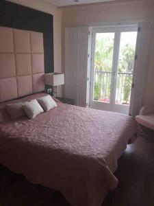 Un dormitorio con una cama grande y una ventana en Preciosa vivienda en en centro de Cartagena +WiFi, en Cartagena