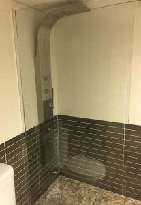 une salle de bain avec toilettes et un mur carrelé dans l'établissement Preciosa vivienda en en centro de Cartagena +WiFi, à Carthagène 11 autres photos