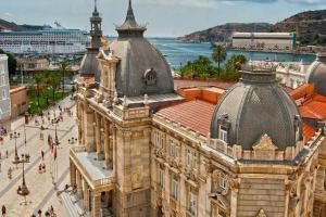Un ancien bâtiment avec deux dômes en haut dans l'établissement Preciosa vivienda en en centro de Cartagena +WiFi, à Carthagène