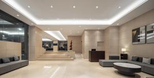 een lobby met banken en een trap in een gebouw bij Lakeshore Hotel Metropolis in Hsinchu City