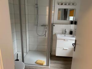 シュマレンベルクにあるFerienwohnung Dickのバスルーム(ガラスドア付きのシャワー付)