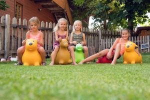Deti v ubytovaní Familienbauernhof Samerhof