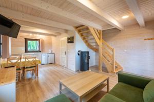 - un salon et une cuisine avec un escalier dans une maison dans l'établissement Ośrodek Wypoczynkowy Laguna, à Lubniewice