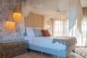 a bedroom with a bed and a window at Reflexos D'Alma Turismo Rural in Estremoz +36 photos