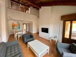 a living room with two couches and a coffee table at GOLF SOJUELA naturaleza Pet friendly in Sojuela