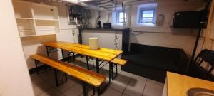 - une vue de tête sur une petite cuisine avec une table en bois dans l'établissement Odense CITY, Thorsgade, 1A. Basement of house ., à Odense