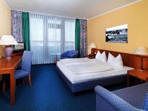 A bed or beds in a room at Hotel Excelsior Ludwigshafen