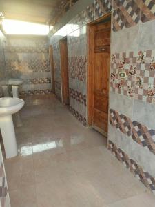 Sinai Life Beach Camp في نويبع: حمام مع حوض ومرحاض