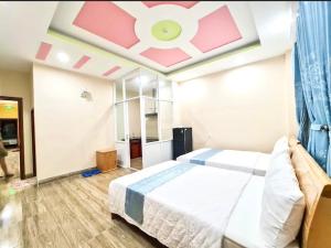 Tempat tidur dalam kamar di Hotel Nắng