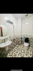 ein Bad mit einem Waschbecken und einem WC in der Unterkunft Hotel Nắng in Vũng Tàu