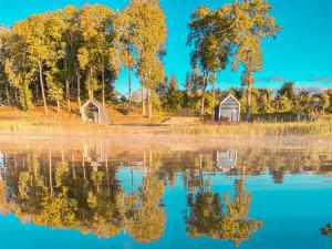 PullanHouse Laima - small and cosy lakeside holiday house في آلوكسني: اطلاله على بحيره فيها اشجار وبيوت