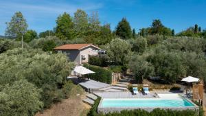 una vista aerea di una villa con piscina di VILLA CRISTINA 3, Emma Villas a Marliana