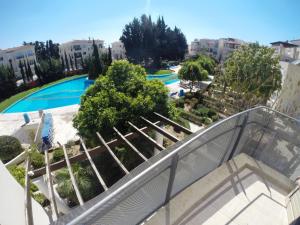 Uitzicht op het zwembad bij Hesperides Gardens Villa of in de buurt