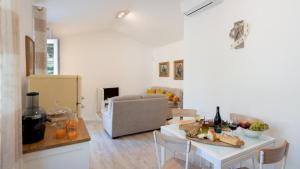 una cucina e un soggiorno con tavolo e cibo di VILLA CRISTINA 3, Emma Villas a Marliana