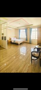 Großes Zimmer mit einem Bett und einem Tisch. in der Unterkunft Hotel Nắng in Vũng Tàu