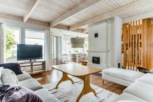 Posedenie v ubytovaní Architect-designed house in Jarna with fantastic views
