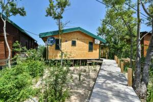 ein Haus mit einem Holzsteg davor in der Unterkunft Sojenica Tamara in Ulcinj