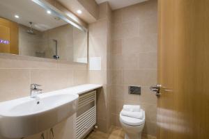 uma casa de banho com um lavatório e um WC em Mansion House Apartments em Londres