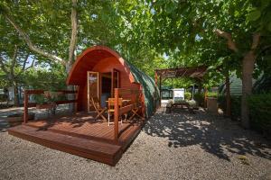 una pequeña casa de madera con una mesa en un patio en Camping Els Ports, en Arnes