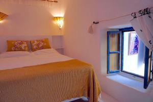 מיטה או מיטות בחדר ב-Romantic stylish riad with two fabulous terraces