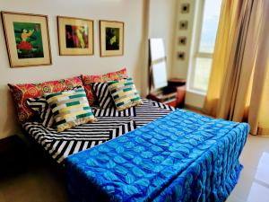 1 dormitorio con 1 cama con manta azul en Entire Studio Apt/Suite near Mall/Metro/ExpoMart, en Noida