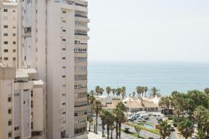 ein Blick auf das Meer von einem Gebäude aus in der Unterkunft Living4Malaga Arenal Superior Beach in Málaga
