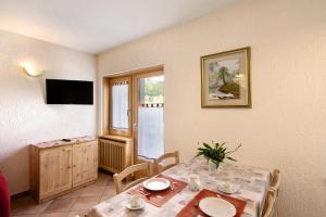 Televízia a/alebo spoločenská miestnosť v ubytovaní Residence Attila Panorama