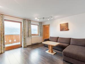 salon z kanapą i stołem w obiekcie Apartment Prieslern-1 by Interhome w mieście Bramberg am Wildkogel