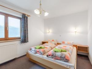 1 dormitorio con 2 camas y ventana en Apartment Prieslern - BMG191 by Interhome, en Bramberg am Wildkogel