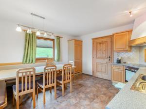 Kuchyňa alebo kuchynka v ubytovaní Apartment Prieslern-1 by Interhome + 21 fotografií
