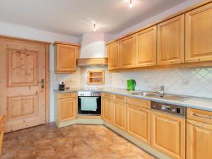 kuchnia z drewnianymi szafkami i zlewem w obiekcie Apartment Prieslern-1 by Interhome w mieście Bramberg am Wildkogel