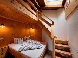 sypialnia z łóżkiem piętrowym i schodami w obiekcie Apartment Rieser - NIT131 by Interhome w mieście Umhausen