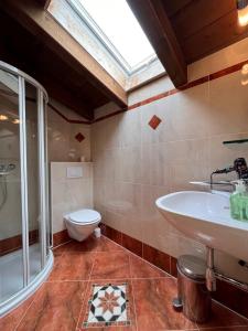 łazienka z umywalką i toaletą w obiekcie Apartment Rieser - NIT131 by Interhome w mieście Umhausen