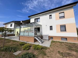 Budova, kde se apartmán nachází + 15 fotografií