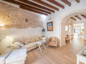 een woonkamer met een bank en een tafel bij Holiday Home Cordella - SNY101 by Interhome in Santanyi