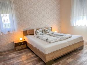 ein Schlafzimmer mit einem Bett mit zwei Lampen in der Unterkunft Apartment Fuchs - DON160 by Interhome in Donnerskirchen