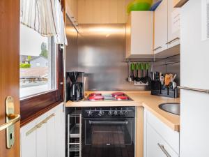 eine Küche mit Herd und Spüle in der Unterkunft Apartment Erica-2 by Interhome in Überlingen
