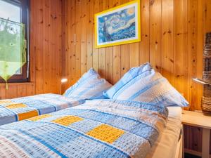 1 dormitorio con 2 camas y una foto en la pared en Apartment Erica-2 by Interhome, en Überlingen