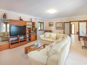 ein Wohnzimmer mit 2 Sofas und einem Flachbild-TV in der Unterkunft Holiday Home Peña Rubia - MUR146 by Interhome in Cala Murada